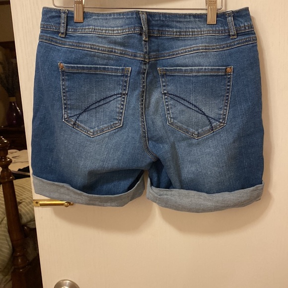 Shorts - Picture 2 of 2